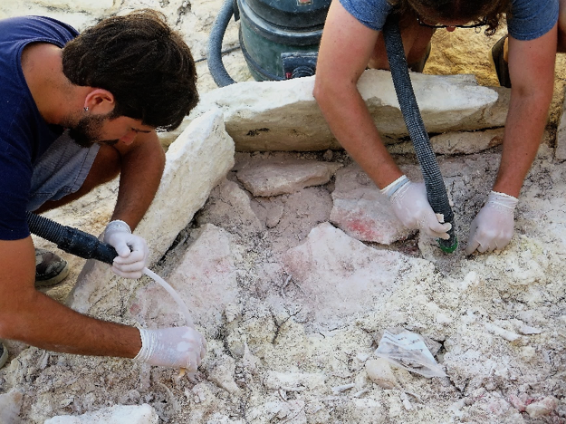 Jonathan durante una excavación