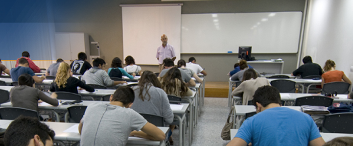 estudiantes examinándose