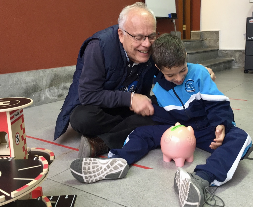 Abuelo con niño con autismo