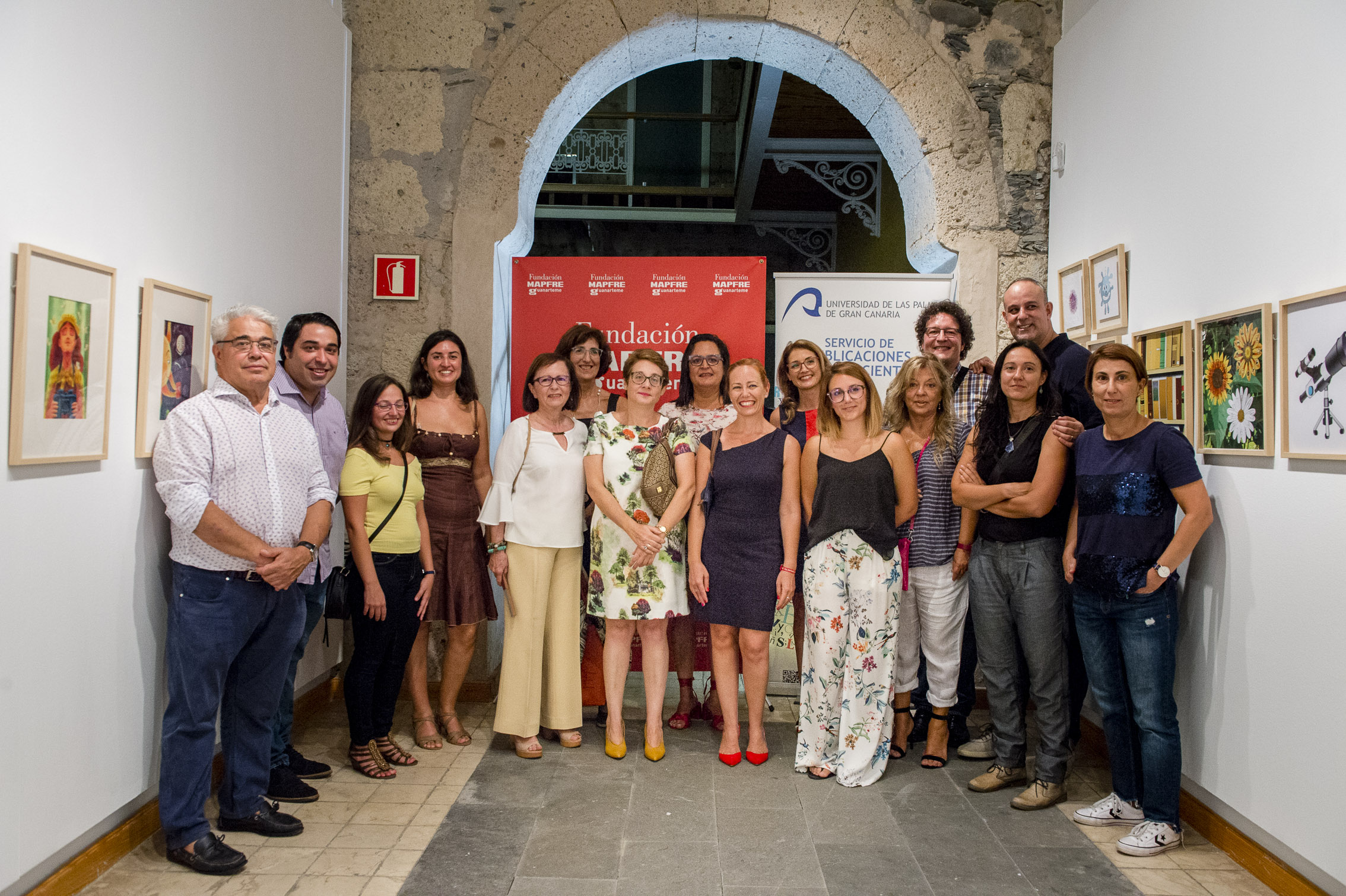 Momento de la presentación de la exposicion con todos los autores