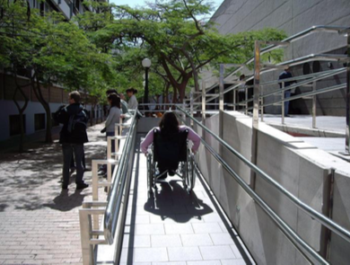 estudiante en silla de ruedas