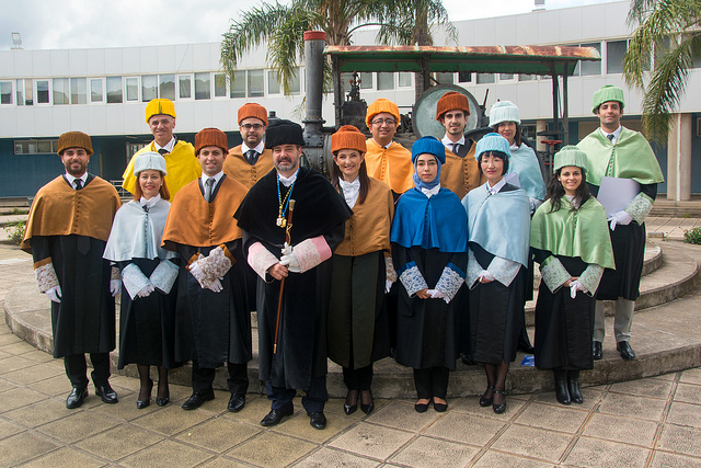 foto de familia de nuevos doctores con el rector