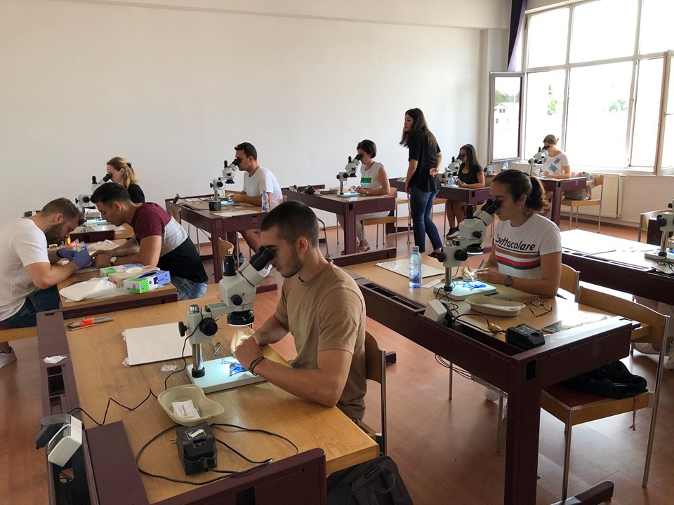 estudiantes en clases en Rumania