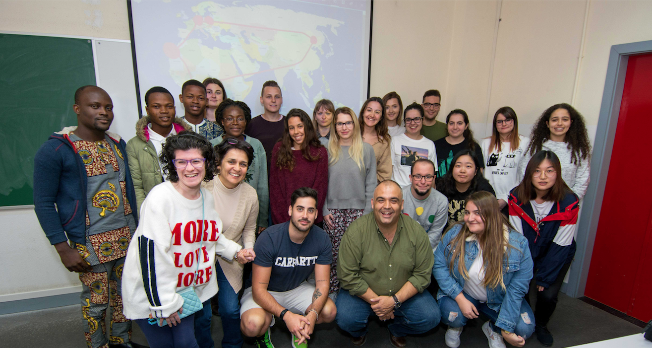 Grupo de estudiantes de distintas nacionalidades en el aula