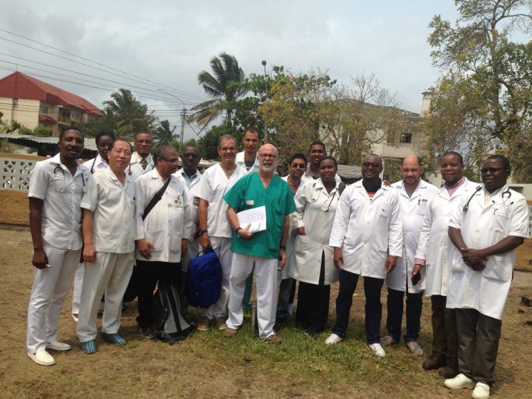 luis lopez con grupo de profesores en Mozambique