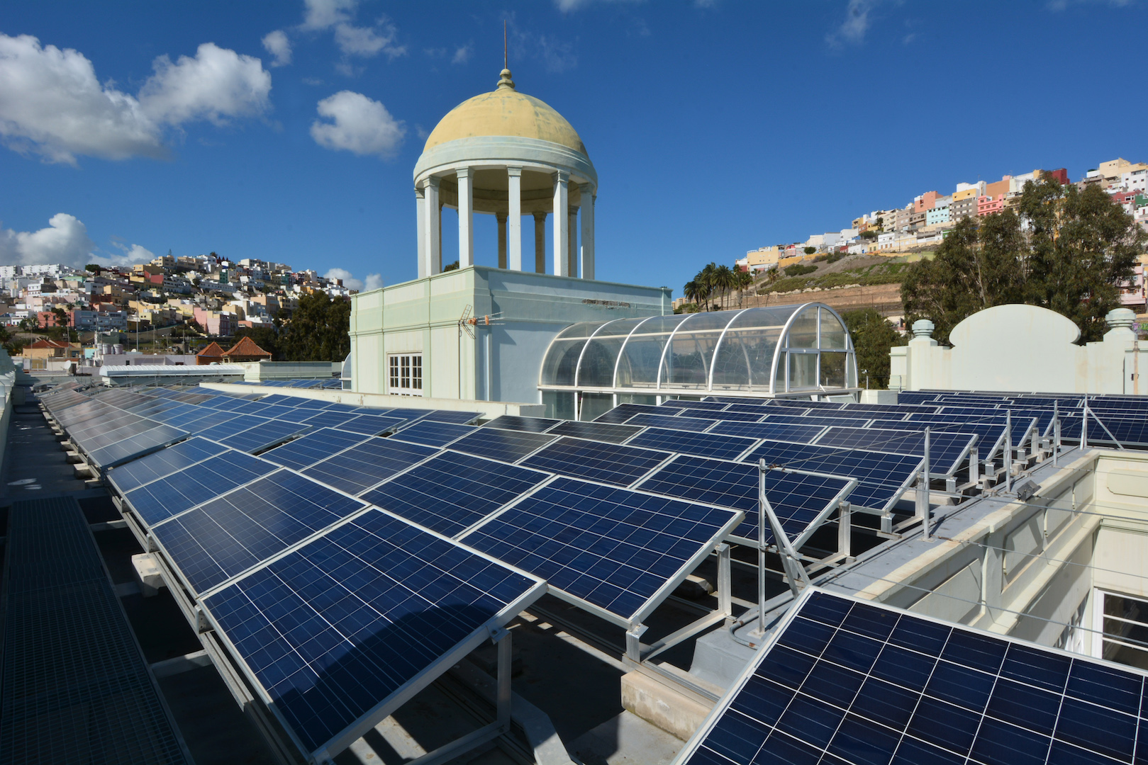 placas solares delante de la cúpula del Rectorado