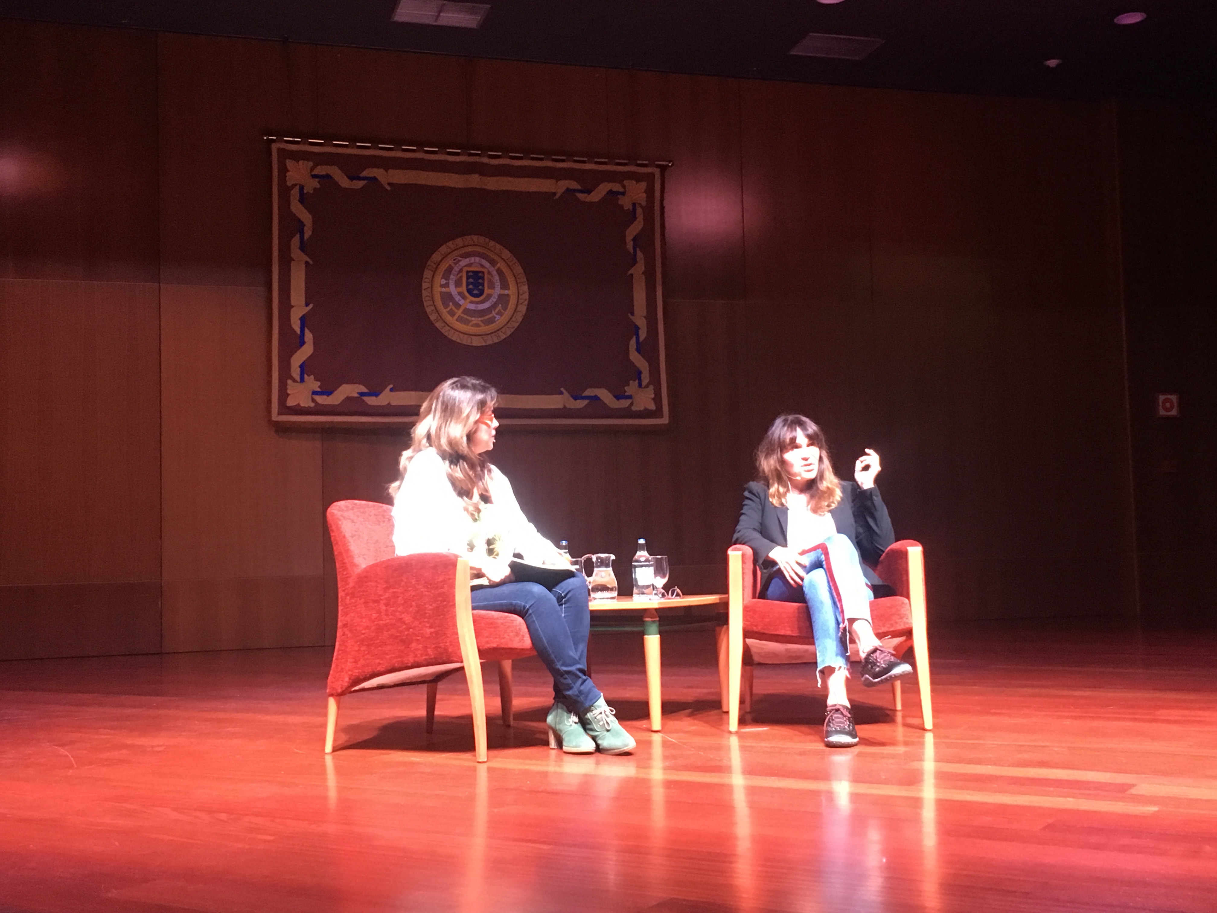 antonia san juan presentando su libro de poema