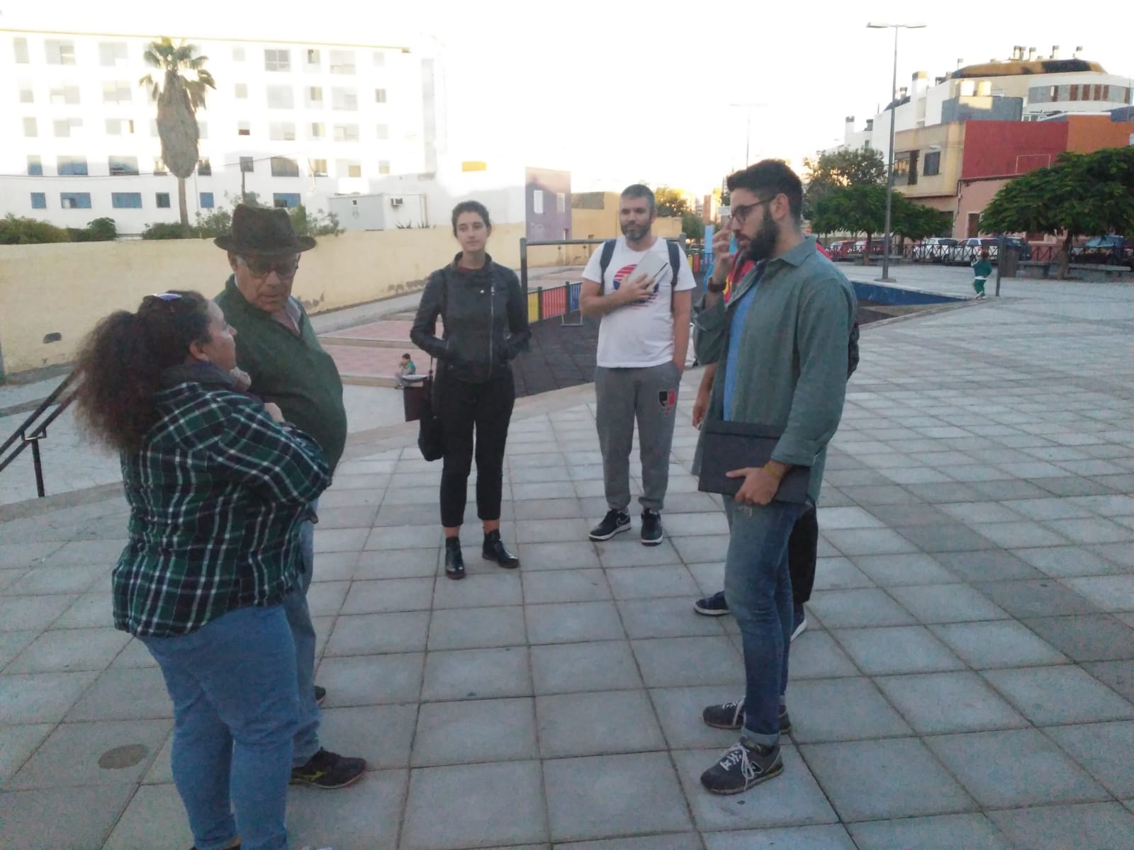 Estudiantes en el barrio con los vecinos