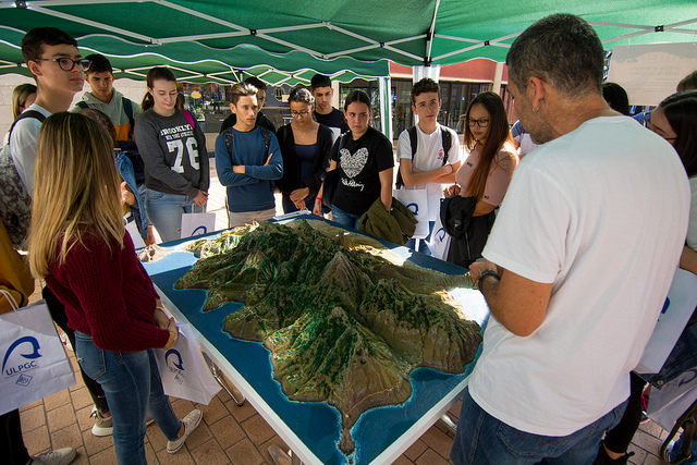 estudiantes en un taller de geografia