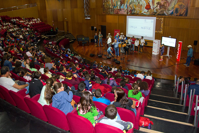 Niños en los talleres de Creatividad Verbal, en el Paraninfo