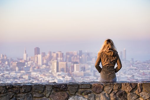 mujer mirando una ciudad