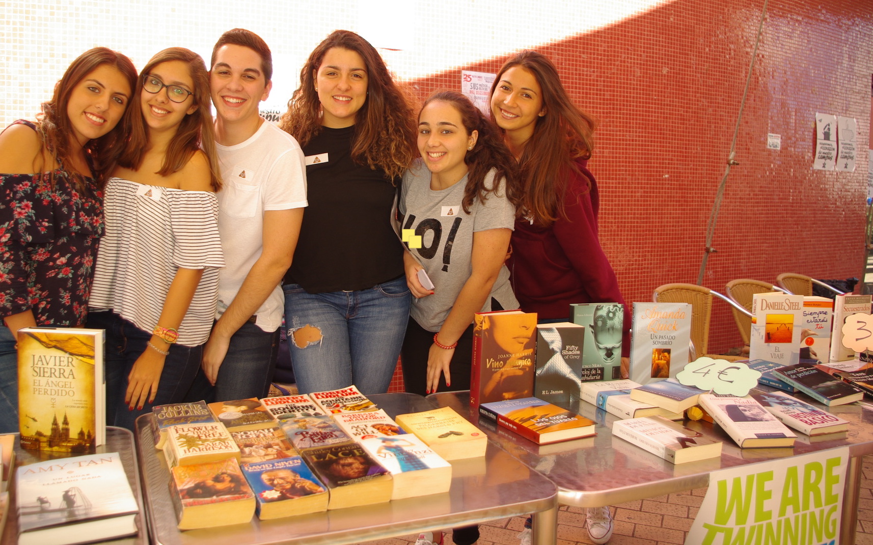 jovenes vendiendo libros de segunda mano