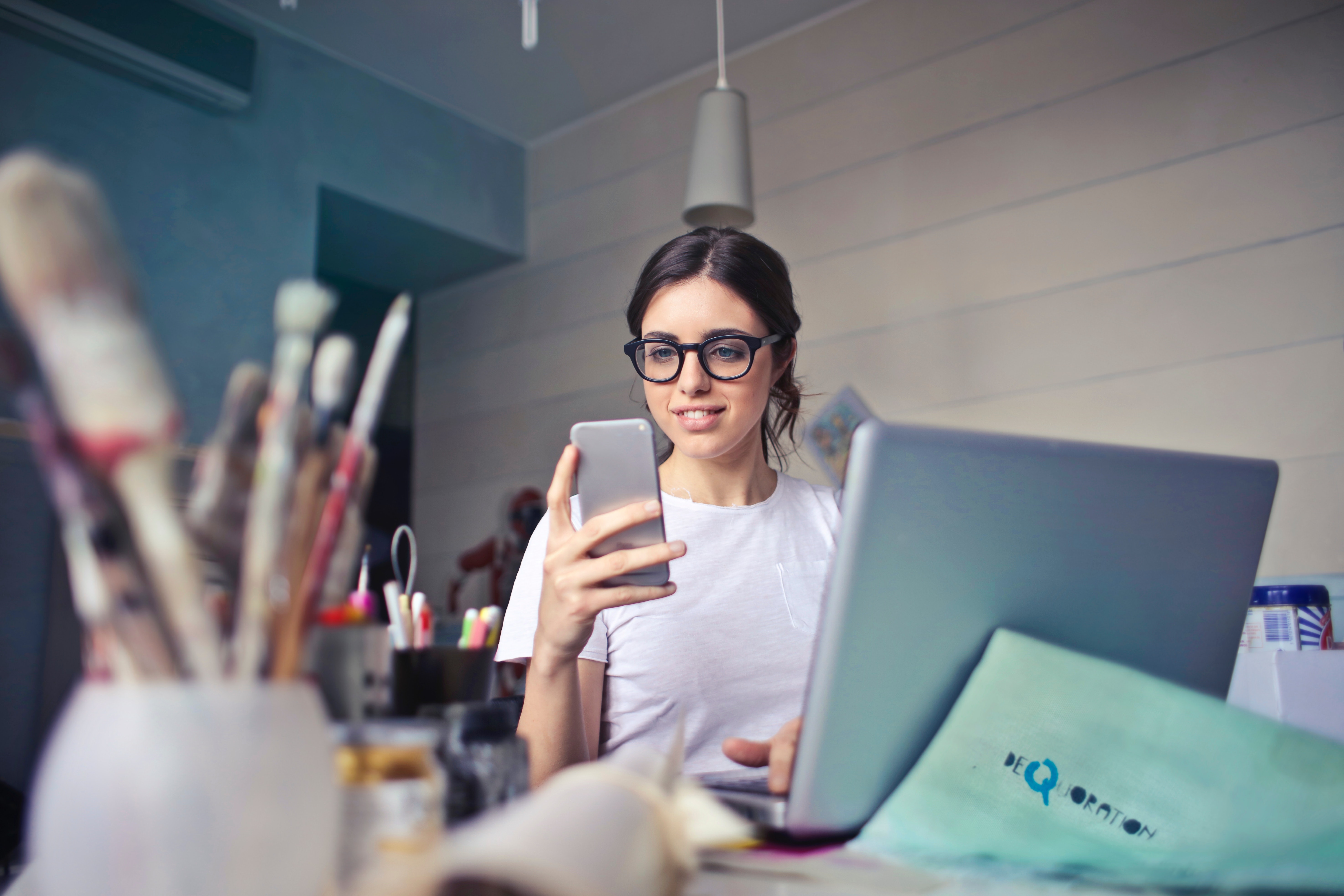 mujer usando tecnologia