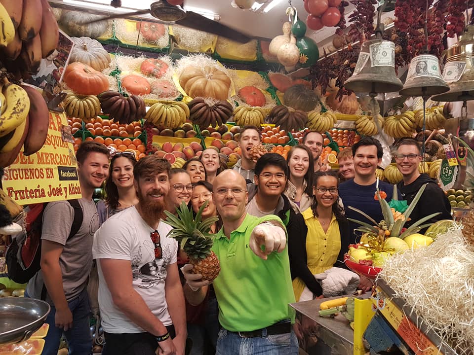 estudiantes en un mercado de abastos