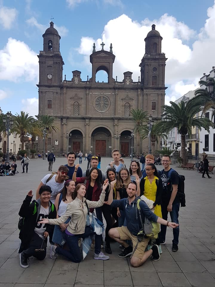 estudiantes en la catedral de santa ana