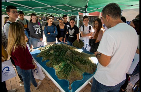 estudiantes en un taller de geografia