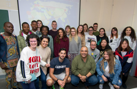 Foto de grupo d estudiantes en el aula