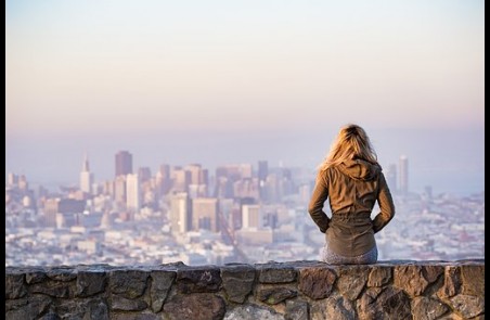 mujer mirando una ciudad