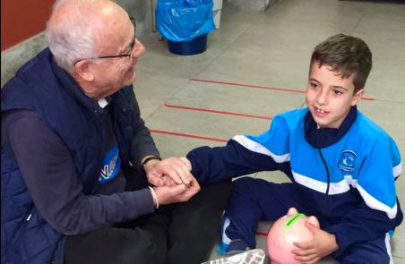 abuelo con niño con autismo